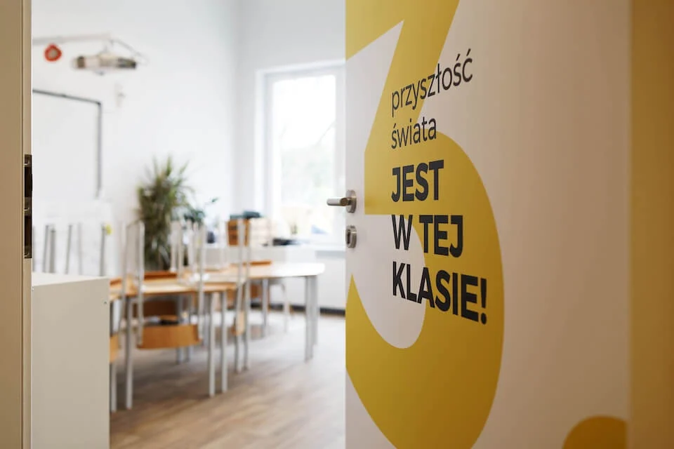 Drzwi sali z napisem Przyszłość świata jest w tej klasie